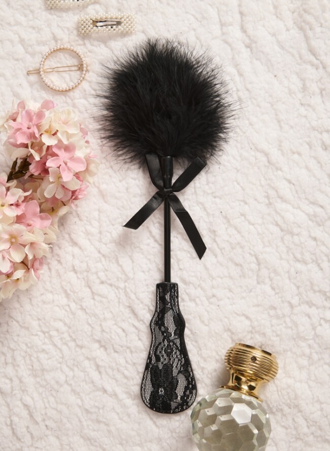 Mini tickle feather with lace handle