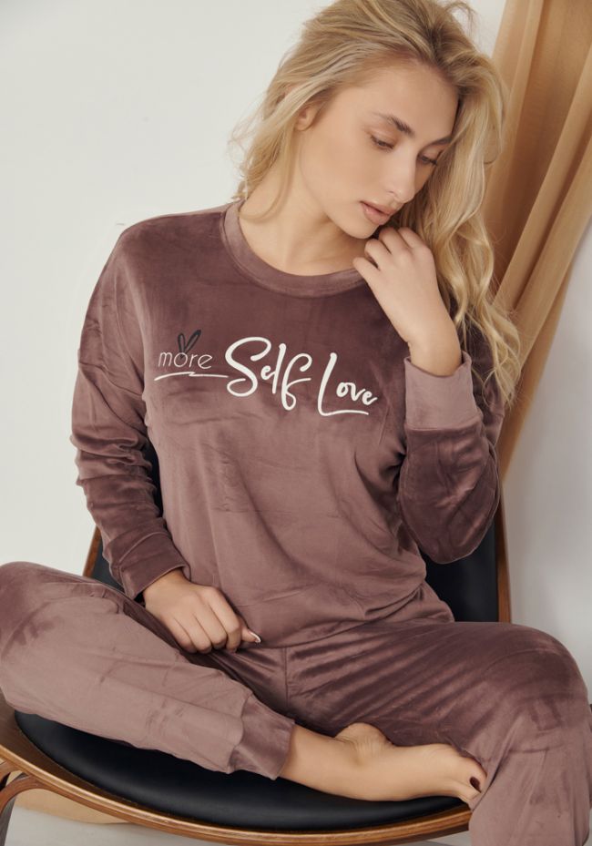 Homewear γυναικείο βελουτέ με logo και καρδιά