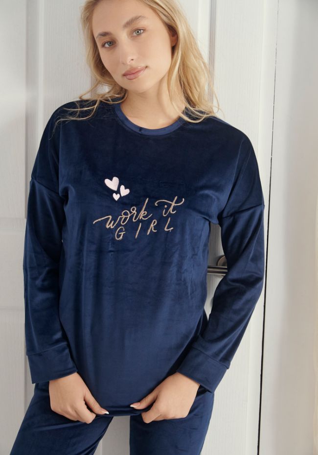 Homewear γυναικείο βελουτέ με logo και καρδιές