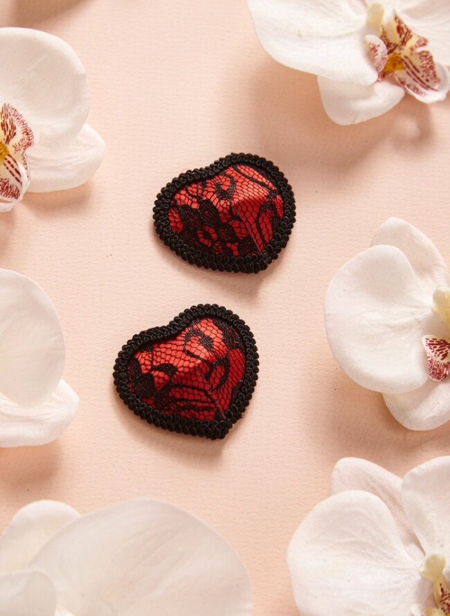 Nipple covers with hearts and lace