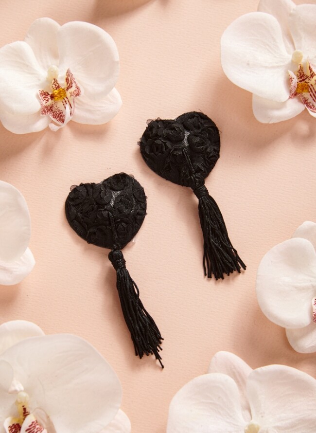 Nipple covers hearts with lace and tassels