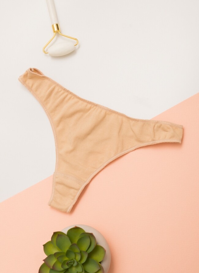 Cotton string panties with thin seams