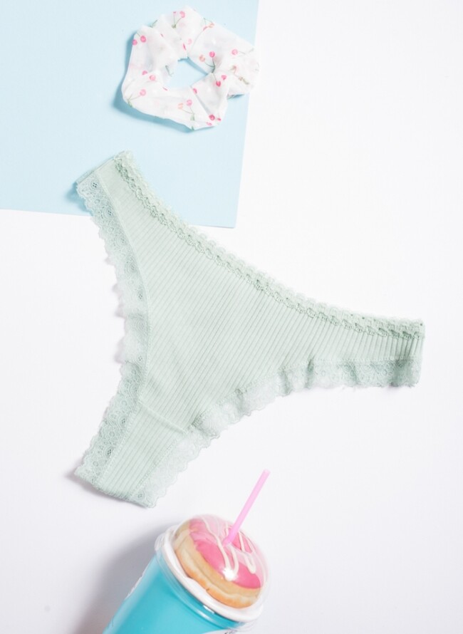 String panties with rip knitting