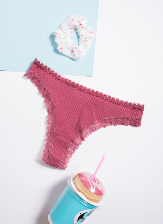 String panties with rip knitting