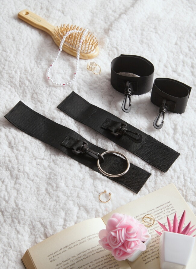 Set of handcuffs and leg cuffs with connecting hoop