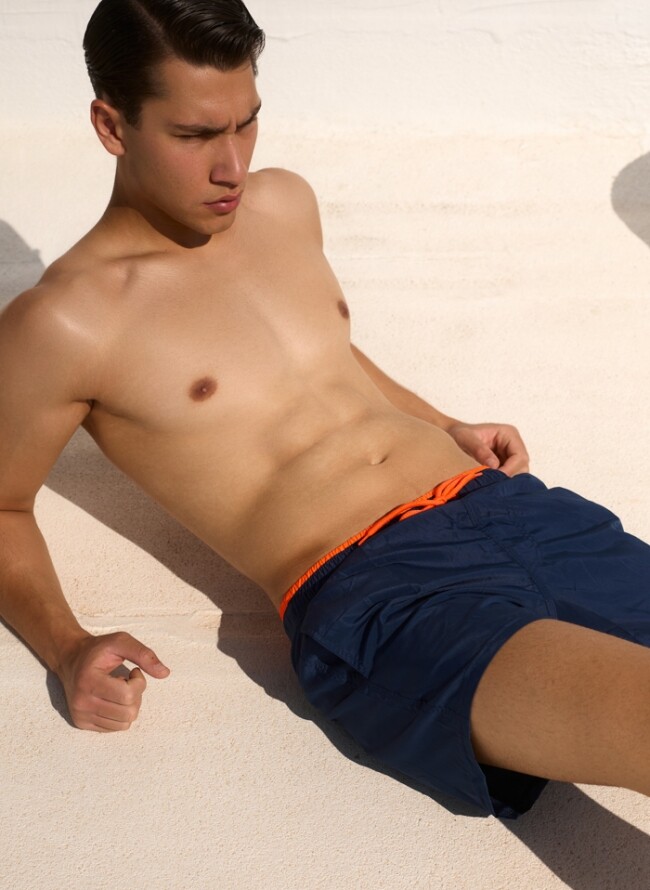 Men's swimsuit with two colors in the elastic