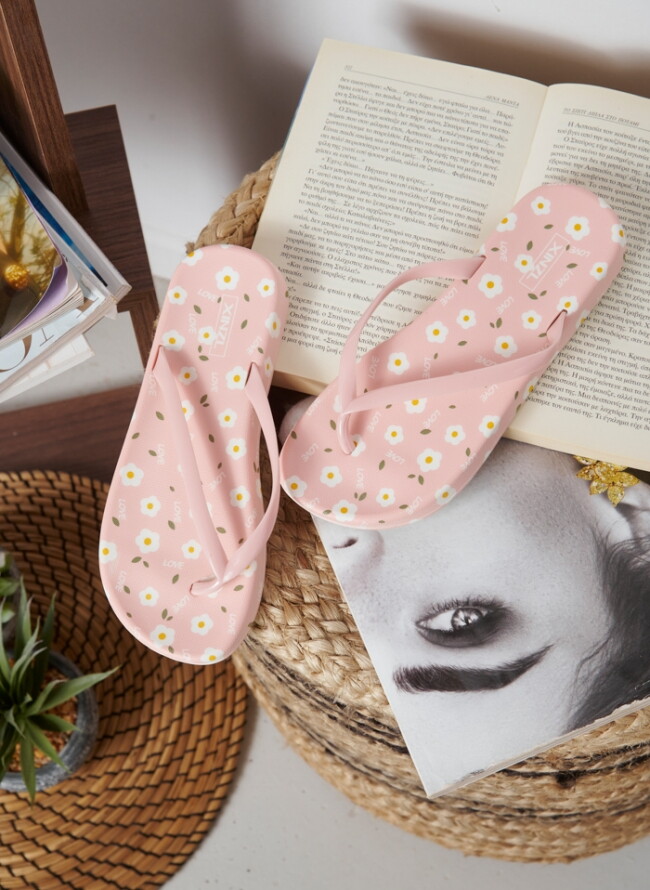 Women's flip flops with daisies