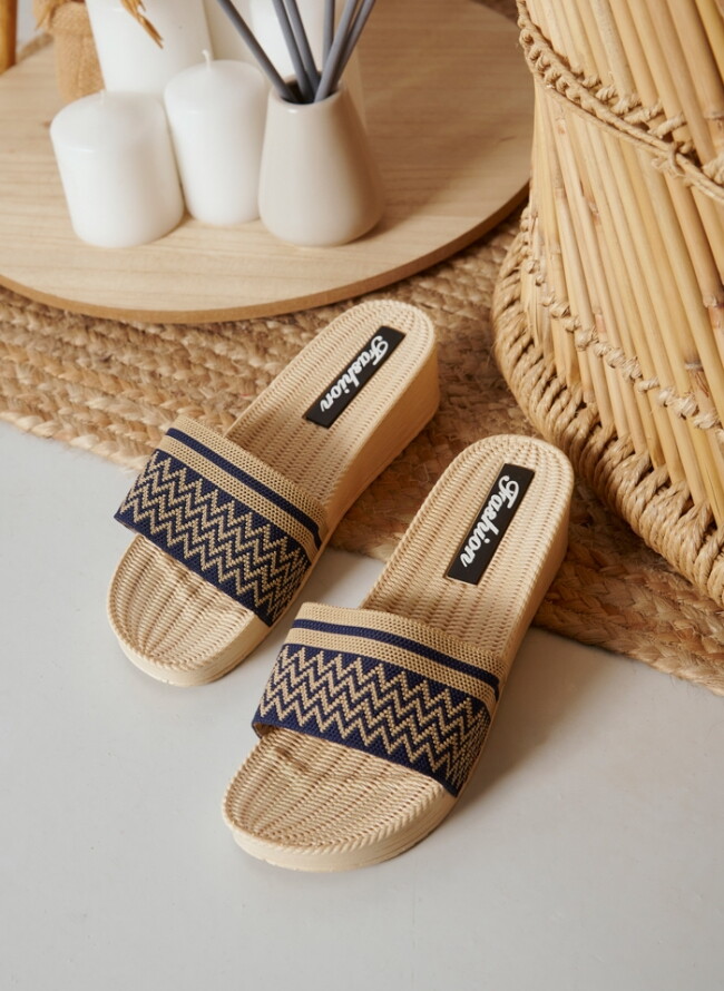 Women's flip flops with straw effect