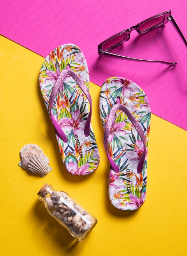 Women's flip flops with flowers