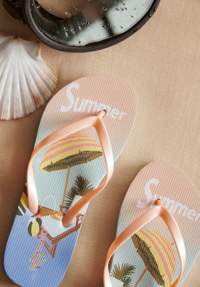 Women's flip flops with umbrella and sunbed