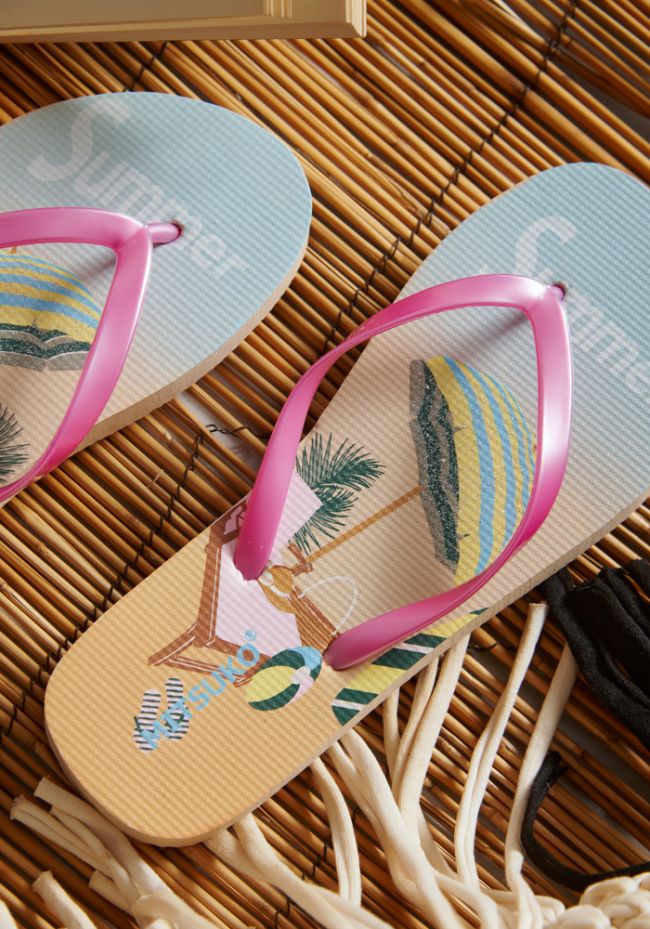 Women's flip flops with umbrella and sunbed