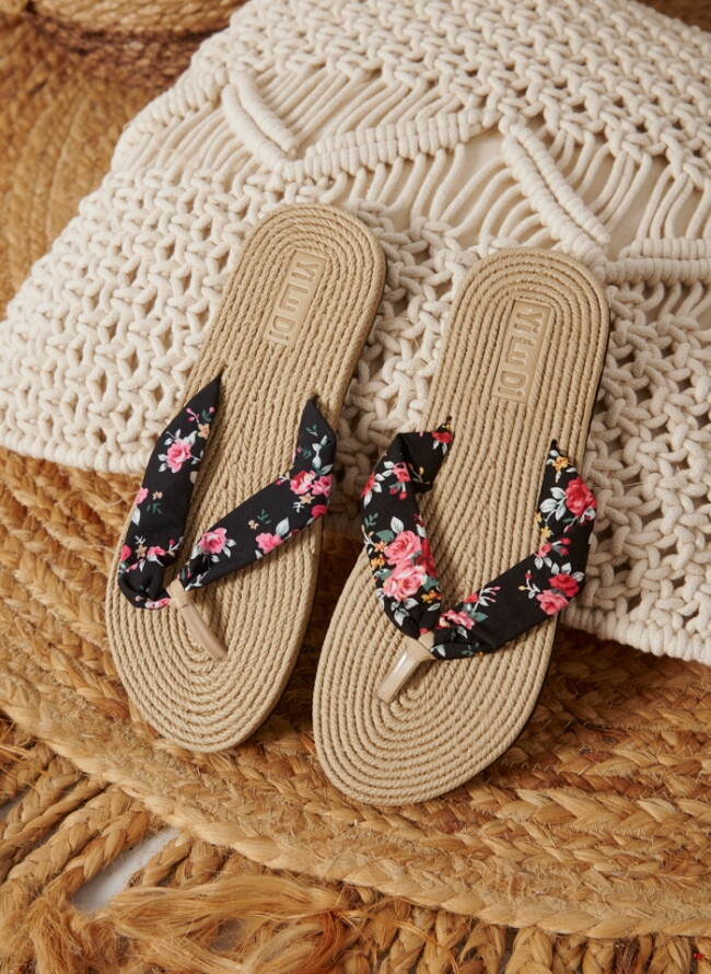 Women's flip flops with a fabric band