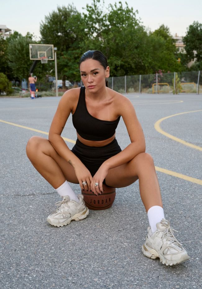 Σετ αθλητικό κολάν σορτς με crop top με έναν ώμο