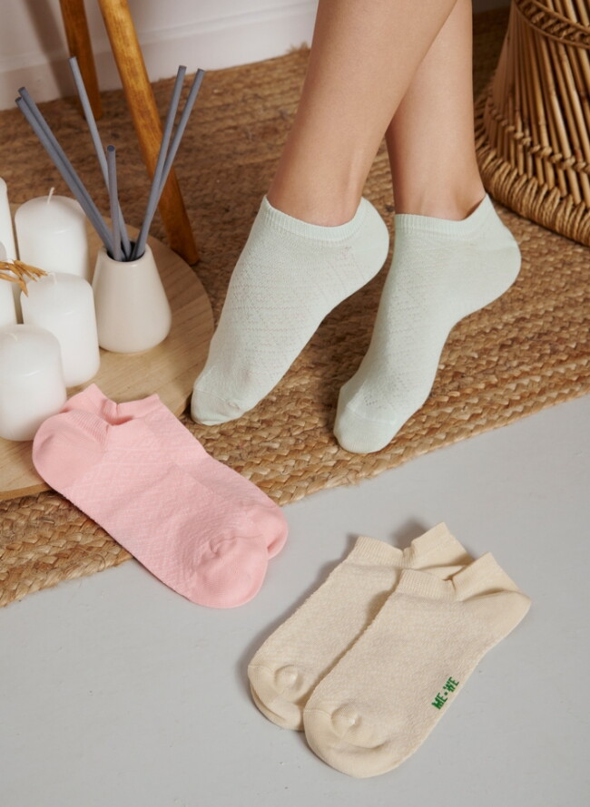 Me-We Women's embossed ankle socks economy package of 3 pairs