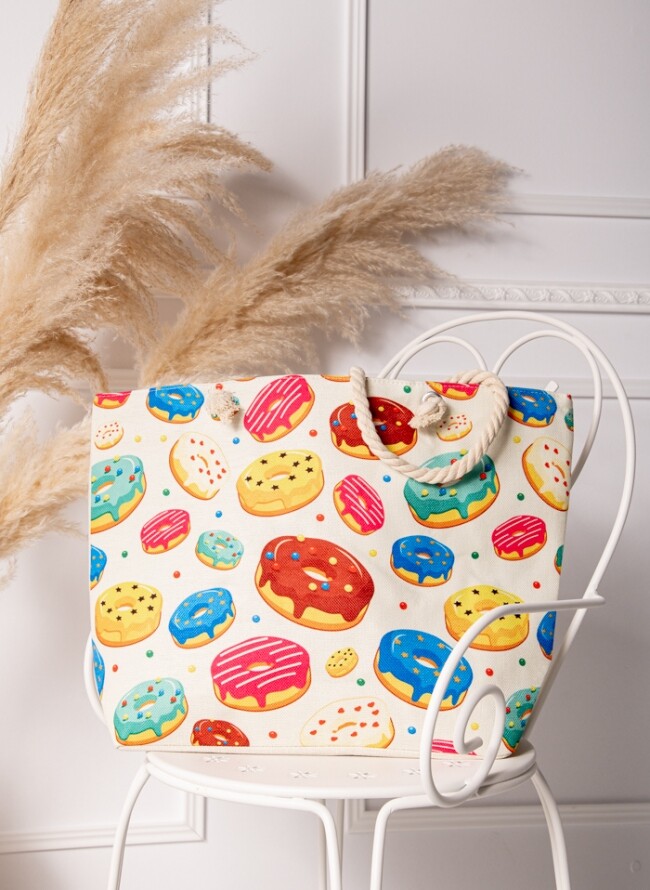 Straw bag with colorful donuts