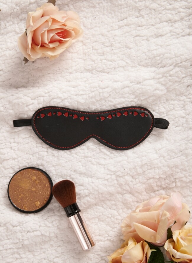 Leatherette eye mask with hearts