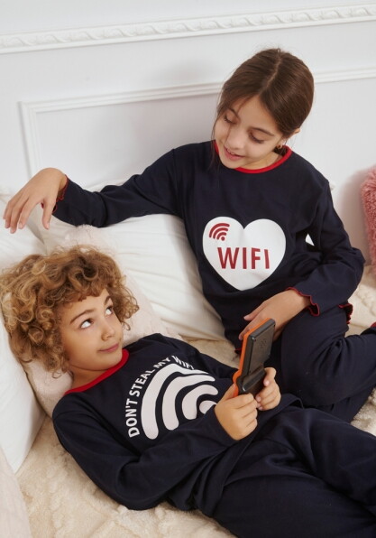 Πιτζάμα για όλη την οικογένεια με σήμα Wi-Fi
